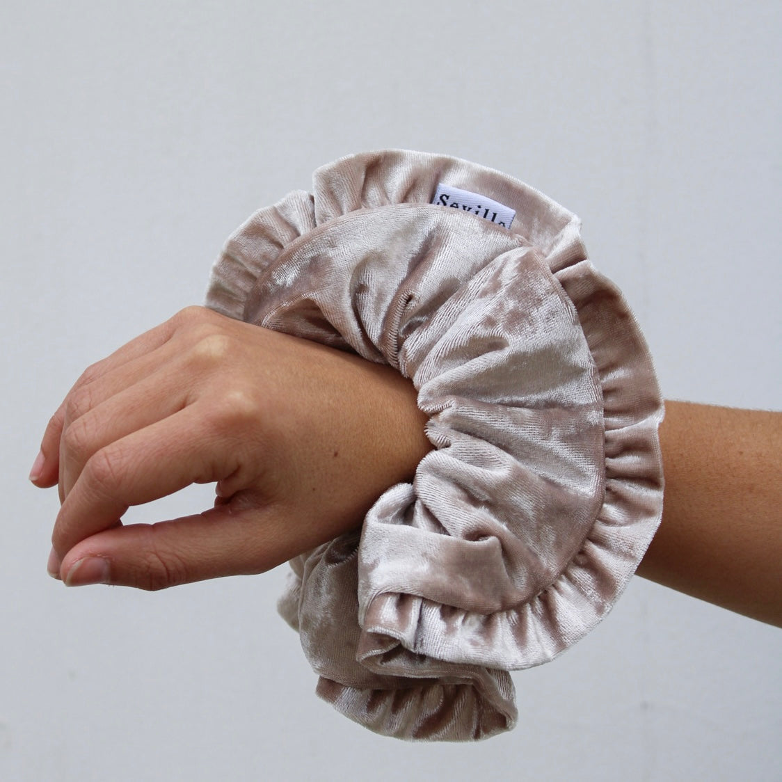 Scrunchie Vuelos Terciopelo Dorado